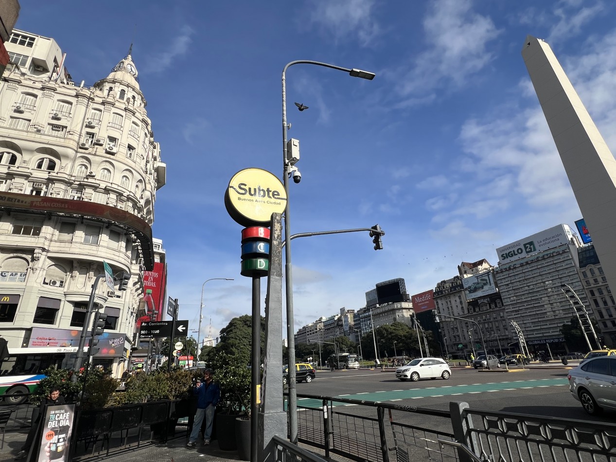 Av. Corrientes 900 -A PASOS DEL OBELISCO! 2 dormit ! Seguridad - economico.