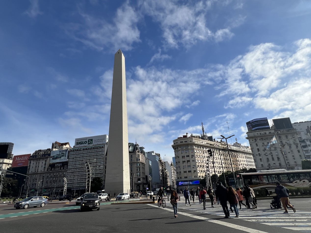 Av. Corrientes 900 -A PASOS DEL OBELISCO! 2 dormit ! Seguridad - economico.