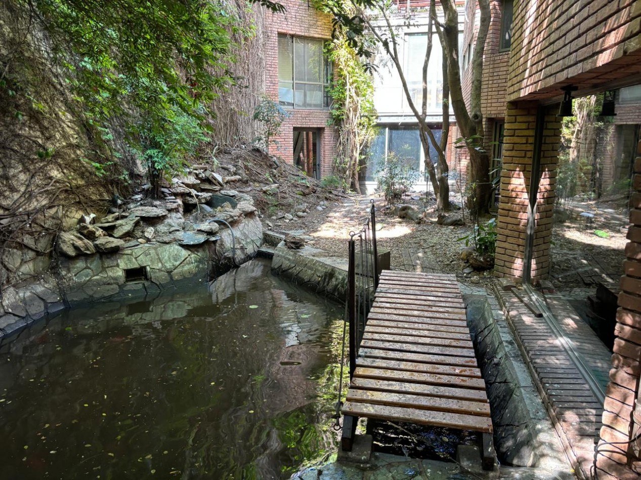 CASA EN ALQUILER EN COLEGIALES - 8 AMBIENTES - 5 BAÑOS - CON BOSQUE, CASCADA, ESTANQUE Y PUENTE