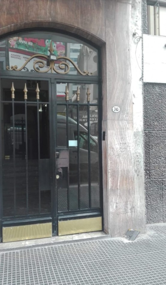 Excelente monoambiente sobre Av. Corrientes a metros del Obelisco. Av. Corrientes y Maipu