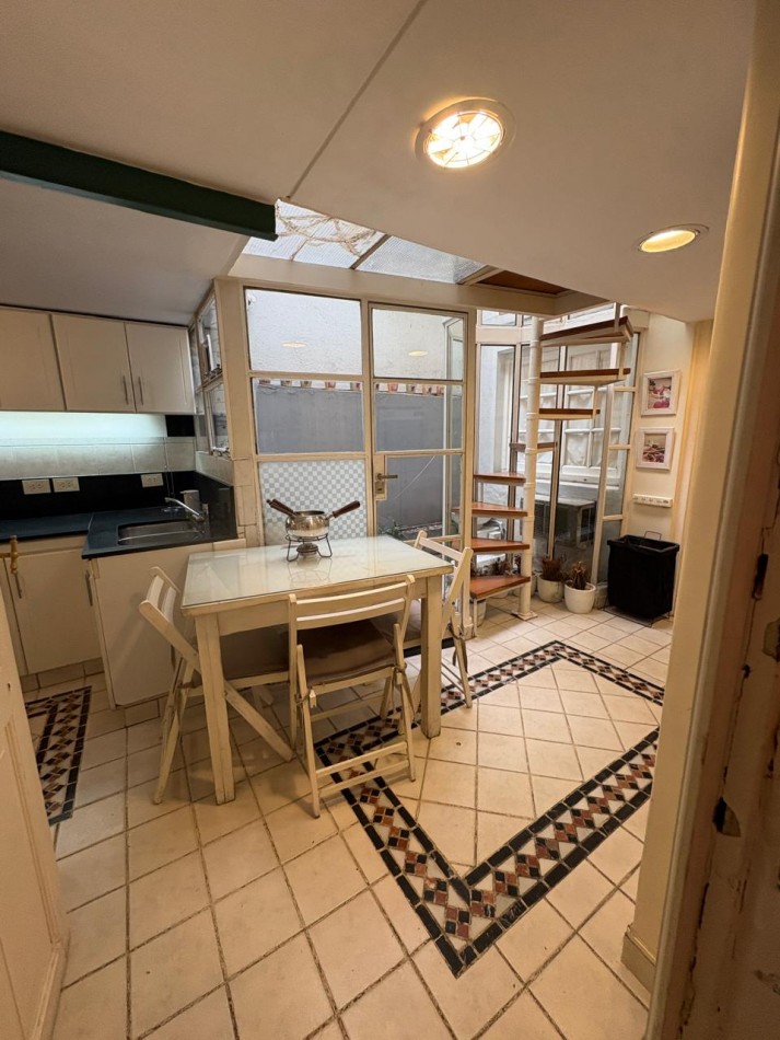 Departamento tipo casa · 3 dormitorios · 2 baños · patio · doble altura · super luminoso · totalmente equipado