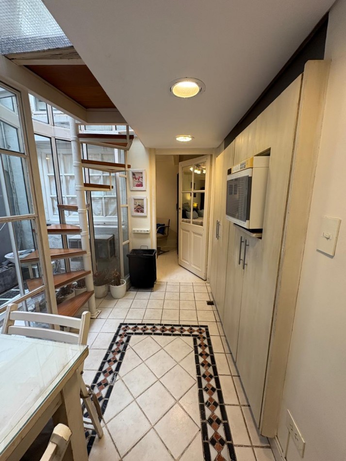 Departamento tipo casa · 3 dormitorios · 2 baños · patio · doble altura · super luminoso · totalmente equipado